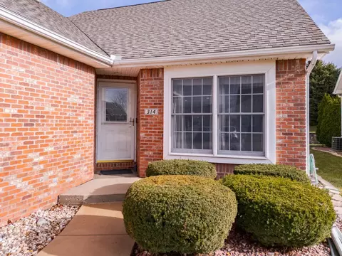 314 Fieldcrest Ct, Normal, IL 61761 photo 2