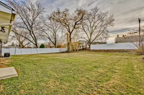 Exterior - 555 Jamison Ln, Hoffman Estates, IL 60169 photo 2 of 3