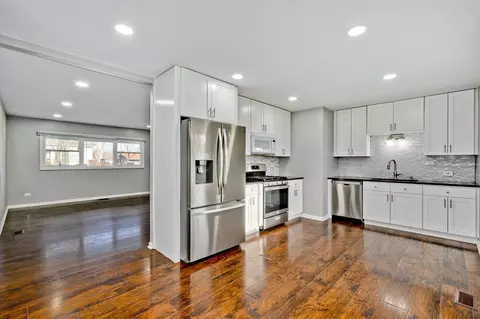Kitchen - 555 Jamison Ln, Hoffman Estates, IL 60169 photo 1 of 3