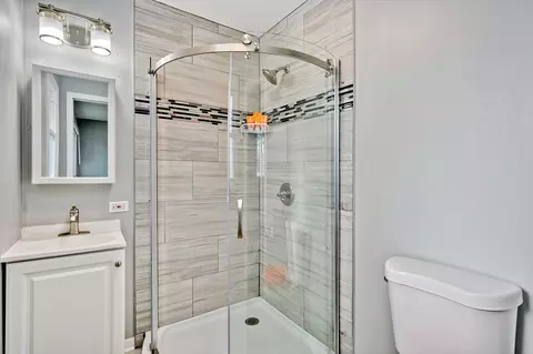 Bath - 555 Jamison Ln, Hoffman Estates, IL 60169 photo 1 of 2