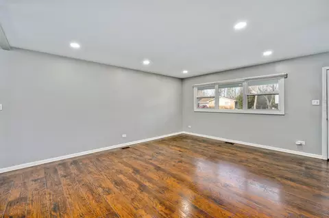 Living - 555 Jamison Ln, Hoffman Estates, IL 60169 photo 3 of 3