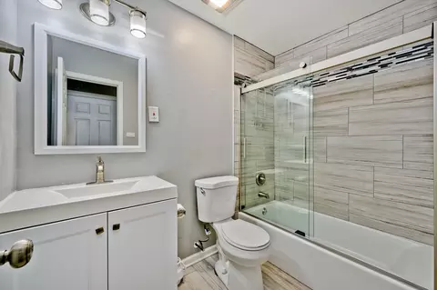 Bath - 555 Jamison Ln, Hoffman Estates, IL 60169 photo 2 of 2