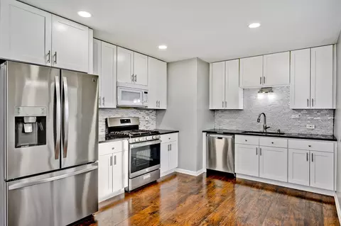 Kitchen - 555 Jamison Ln, Hoffman Estates, IL 60169 photo 2 of 3