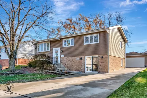 9141 Barberry Ln, Hickory Hills, IL 60457