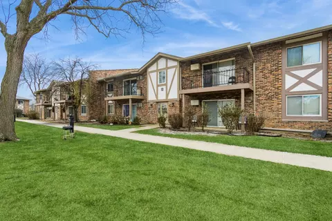 9 S025 Lake Dr #10-204, Willowbrook, IL 60527
