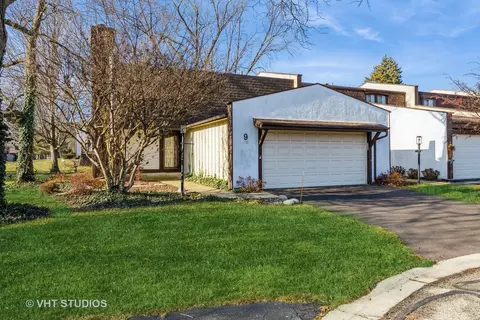 9 Deercrest Sq, Indian Head Park, IL 60525