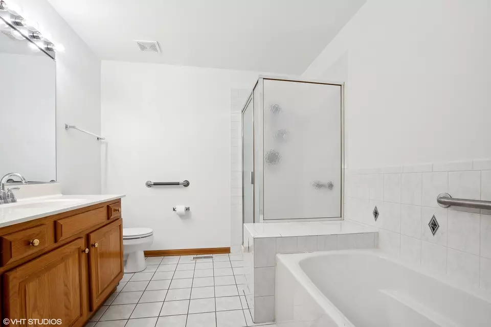 Bath - 1129 Amber Dr, Lemont, IL 60439 photo 1 of 2
