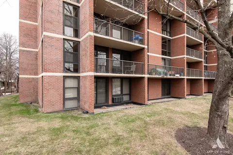 3021 S Michigan Ave #214, Chicago, IL 60616