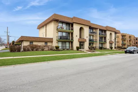 10340 S Keating Ave #204, Oak Lawn, IL 60453