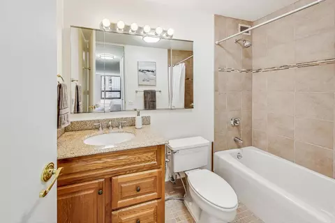 Bath - 360 E Randolph St #2805-2806, Chicago, IL 60601 photo 2 of 8