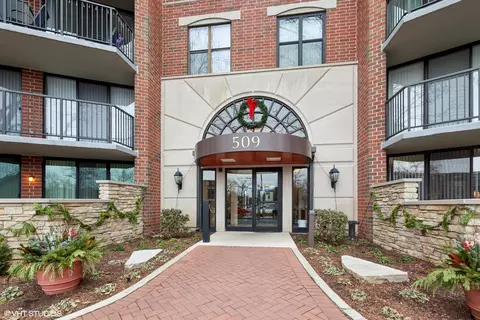 509 Aurora Ave #507, Naperville, IL 60540