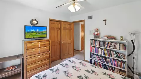 Bedroom - 402 Hillandale Dr, Bartlett, IL 60103 photo 2 of 5
