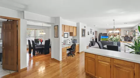 Entry Way - 402 Hillandale Dr, Bartlett, IL 60103 photo 1 of 2