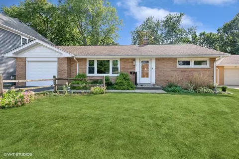 215 Monument Ave, Barrington, IL 60010