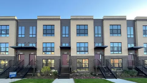 1263 Lakepointe Dr, Schaumburg, IL 60173