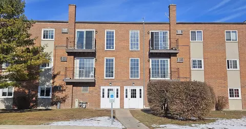 125 W Elk Trl #225, Carol Stream, IL 60188