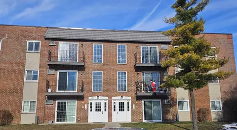101 W Elk Trl #201, Carol Stream, IL 60188