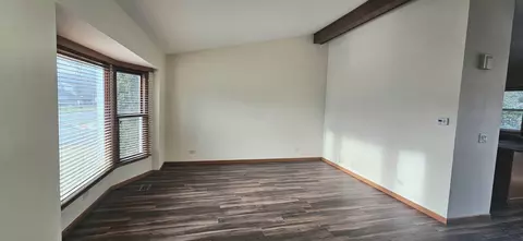 Living - 903 Willowbrook Dr, Wheeling, IL 60090 photo 2 of 4