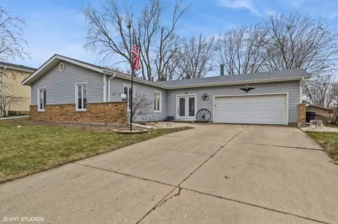 997 Saint Johns Rd, Woodstock, IL 60098