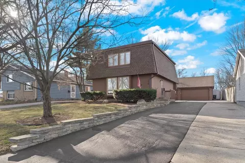 710 NW Holcomb Dr, Mundelein, IL 60060