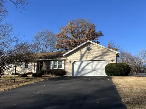 2738 Deer Path Trl, Freeport, IL 61032