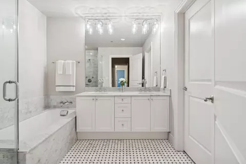 Bath - 10 E Delaware Pl #16E, Chicago, IL 60611 photo 2 of 4