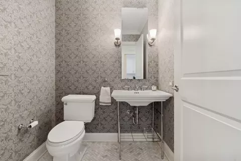 Bath - 10 E Delaware Pl #16E, Chicago, IL 60611 photo 1 of 4