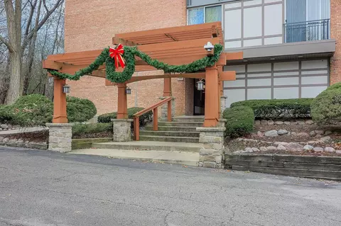 5810 Oakwood Dr #3H, Lisle, IL 60532