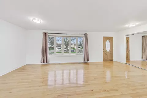 Living - 332 Lawn Ln, Des Plaines, IL 60016 photo 3 of 12