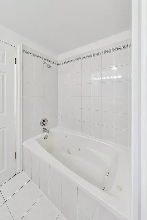 Bath - 332 Lawn Ln, Des Plaines, IL 60016 photo 3 of 4