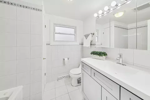 Bath - 332 Lawn Ln, Des Plaines, IL 60016 photo 2 of 4