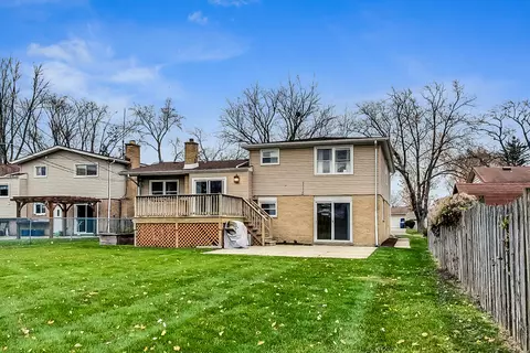 Exterior - 332 Lawn Ln, Des Plaines, IL 60016 photo 5 of 7