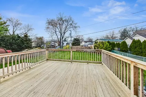 Exterior - 332 Lawn Ln, Des Plaines, IL 60016 photo 3 of 7