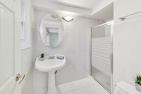 Bath - 332 Lawn Ln, Des Plaines, IL 60016 photo 4 of 4