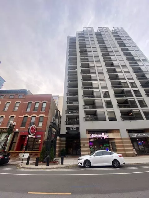 1212 N Wells St #901, Chicago, IL 60610