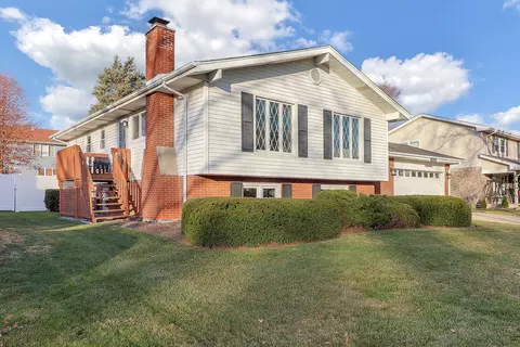 18 W046 71st St, Darien, IL 60561
