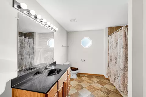 Bath - 14949 Albany Ave, Markham, IL 60428 photo 1 of 2