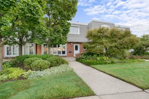 673 Calais Dr, Highland Park, IL 60035