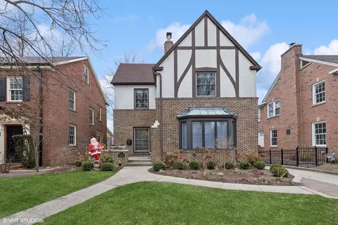 2744 Ridge Ave, Evanston, IL 60201