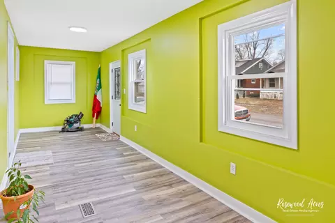 Entry Way - 375 S Elm Ave, Kankakee, IL 60901 photo 2 of 2