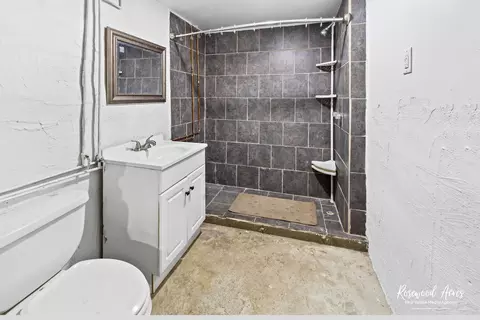 Bath - 375 S Elm Ave, Kankakee, IL 60901 photo 2 of 2