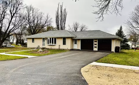 743 2nd St, West Brooklyn, IL 61378
