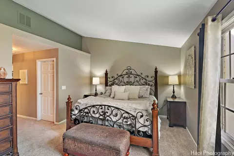 Bedroom - 4800 Turnberry Dr, Hoffman Estates, IL 60010 photo 2 of 3
