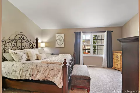 Bedroom - 4800 Turnberry Dr, Hoffman Estates, IL 60010 photo 1 of 3