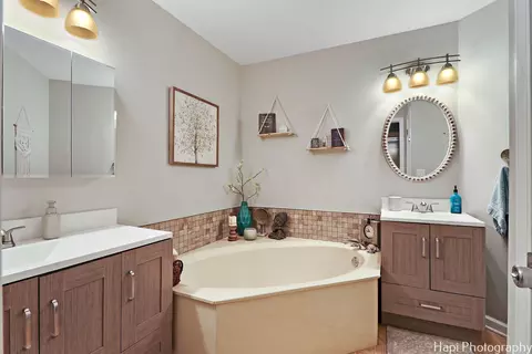 Bath - 4800 Turnberry Dr, Hoffman Estates, IL 60010 photo 1 of 4