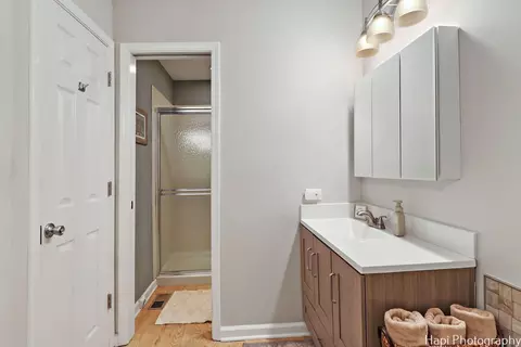 Bath - 4800 Turnberry Dr, Hoffman Estates, IL 60010 photo 2 of 4