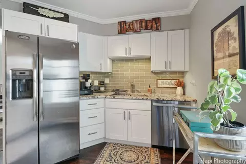 Kitchen - 4800 Turnberry Dr, Hoffman Estates, IL 60010 photo 3 of 3