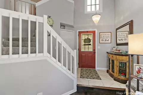 Entry Way - 4800 Turnberry Dr, Hoffman Estates, IL 60010 photo 1 of 2