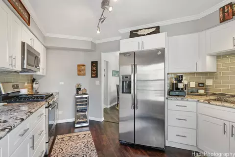 Kitchen - 4800 Turnberry Dr, Hoffman Estates, IL 60010 photo 2 of 3