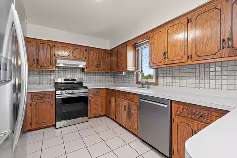 Kitchen - 17543 Cloverview Dr, Tinley Park, IL 60477 photo 1 of 2